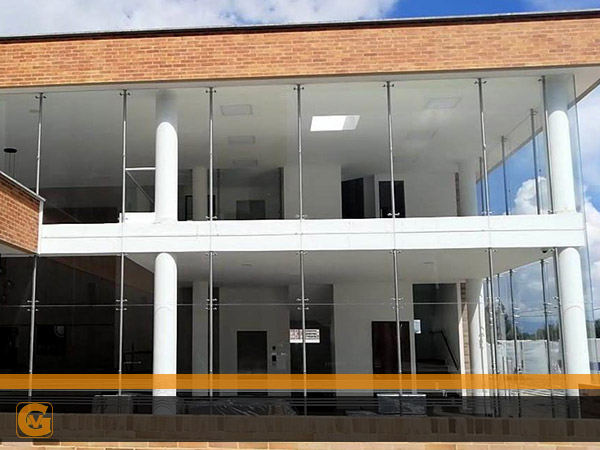 Servicios Glassve - Ventanería en aluminio y PVC, fachadas comerciales y canchas de squash