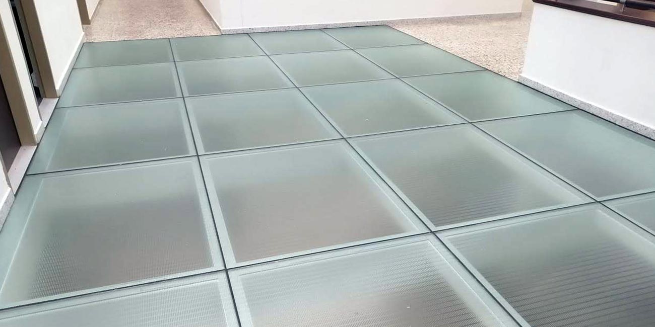 Servicios Complementarios Glassve - Pulido, reposición e instalación de vidrios, películas de seguridad y decorativas, accesorios en acero y aluminio.